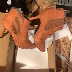 Ankle boots new in box 7.5 pointed toe